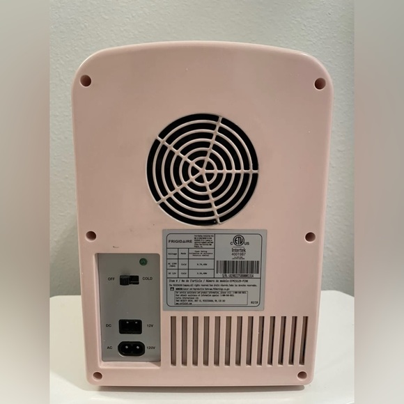 PINK FRIGIDAIRE RETRO MINI FRIDGE + PLUG - Picture 8 of 11